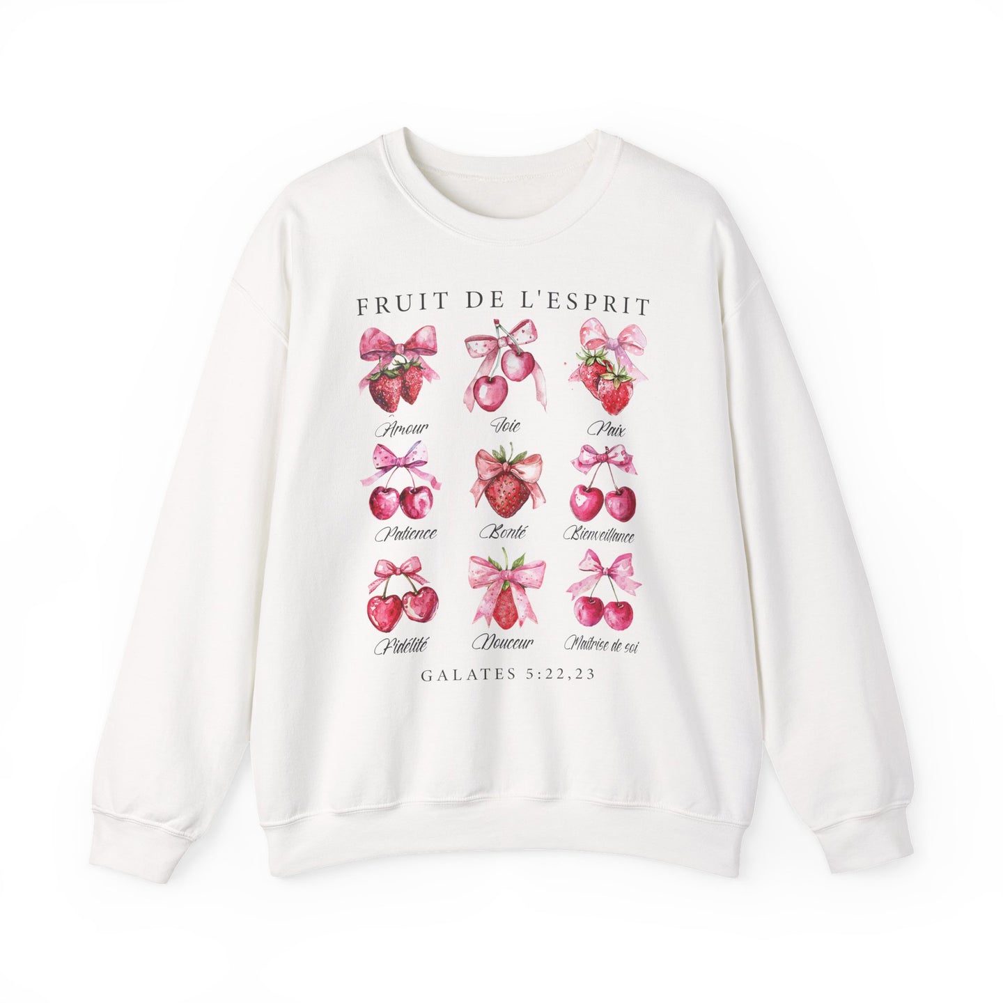 Sweat-shirt blanc pour femme orné d'illustrations de fruits et de nœuds roses avec texte religieux.