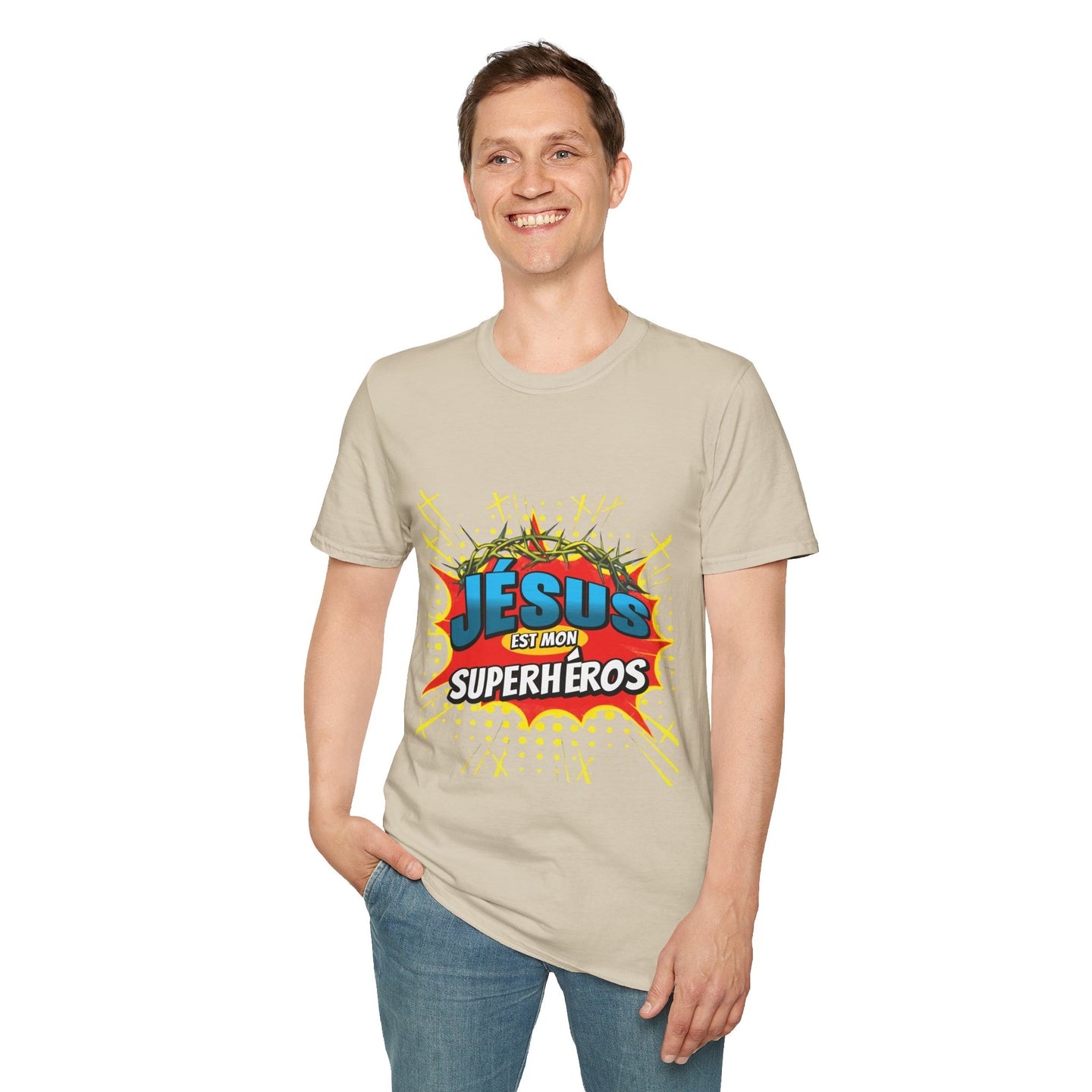 Un homme porte un t-shirt beige avec l'inscription Jésus est mon superhéros en style pop-art.