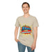 Un homme porte un t-shirt beige avec l'inscription Jésus est mon superhéros en style pop-art.
