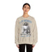 Une femme porte un sweatshirt beige avec une illustration religieuse et le texte Il est ressuscité.
