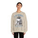 Une femme porte un sweatshirt beige avec une illustration religieuse et le texte Il est ressuscité.
