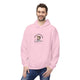 Un homme porte un sweat à capuche rose avec une illustration de poisson et un texte religieux.