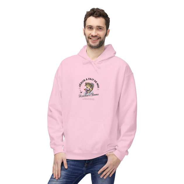 Un homme porte un sweat à capuche rose avec un motif de poisson et une inscription religieuse.