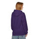 Une femme porte un sweat à capuche violet uni avec une coupe décontractée vue de dos.