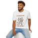 Un homme porte un t-shirt blanc avec une illustration de poissons et de pains.