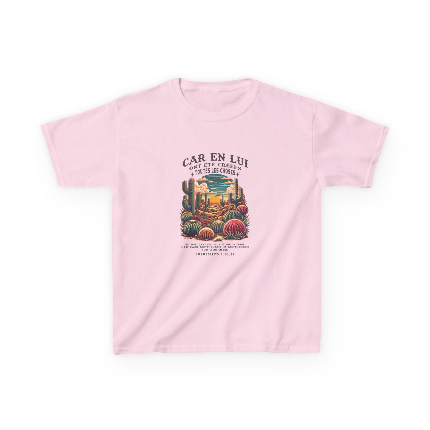 T-shirt rose pour enfant avec une illustration de désert et un verset biblique imprimé.