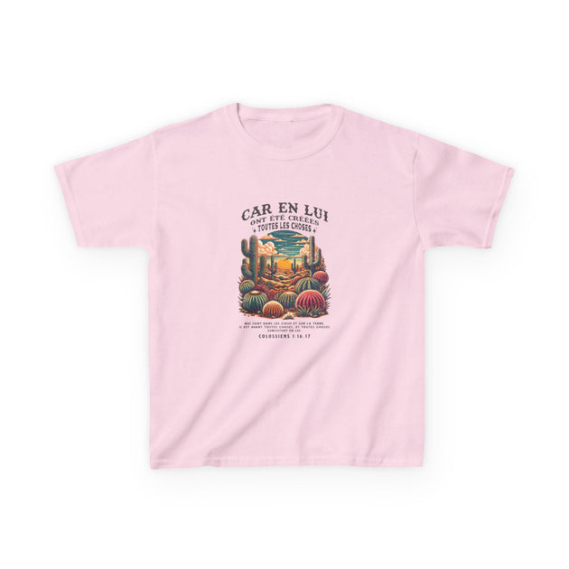 T-shirt rose pour enfant avec une illustration de désert et un verset biblique imprimé.