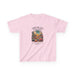 T-shirt rose pour enfant avec une illustration de désert et un verset biblique imprimé.