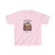 T-shirt rose pour enfant avec une illustration de désert et un verset biblique imprimé.