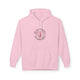 Sweat à capuche rose pâle avec un motif central représentant une main et une couronne d'épines.