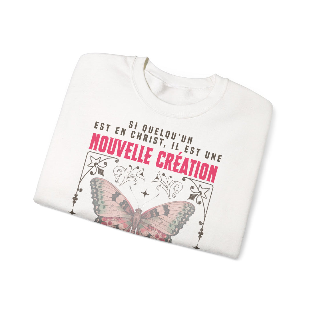 Sweat-shirt blanc plié avec un papillon et le texte Si quelqu'un est en Christ, il est une création.