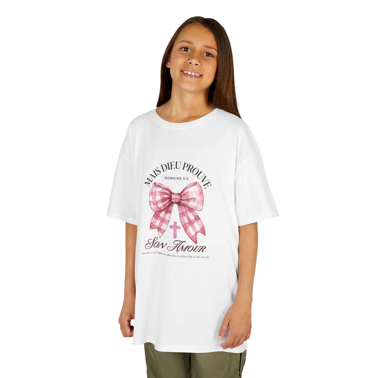 T-shirt blanc enfant Mais Dieu prouve son amour avec un nœud rose vichy et une croix.