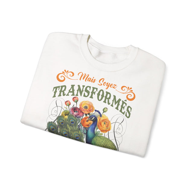Sweat-shirt blanc plié avec une illustration de paon, de fleurs et le texte Mais soyez transformés.