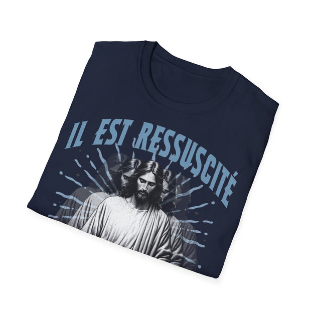 T-shirt bleu marine plié avec l'inscription Il est ressuscité et une illustration de Jésus.