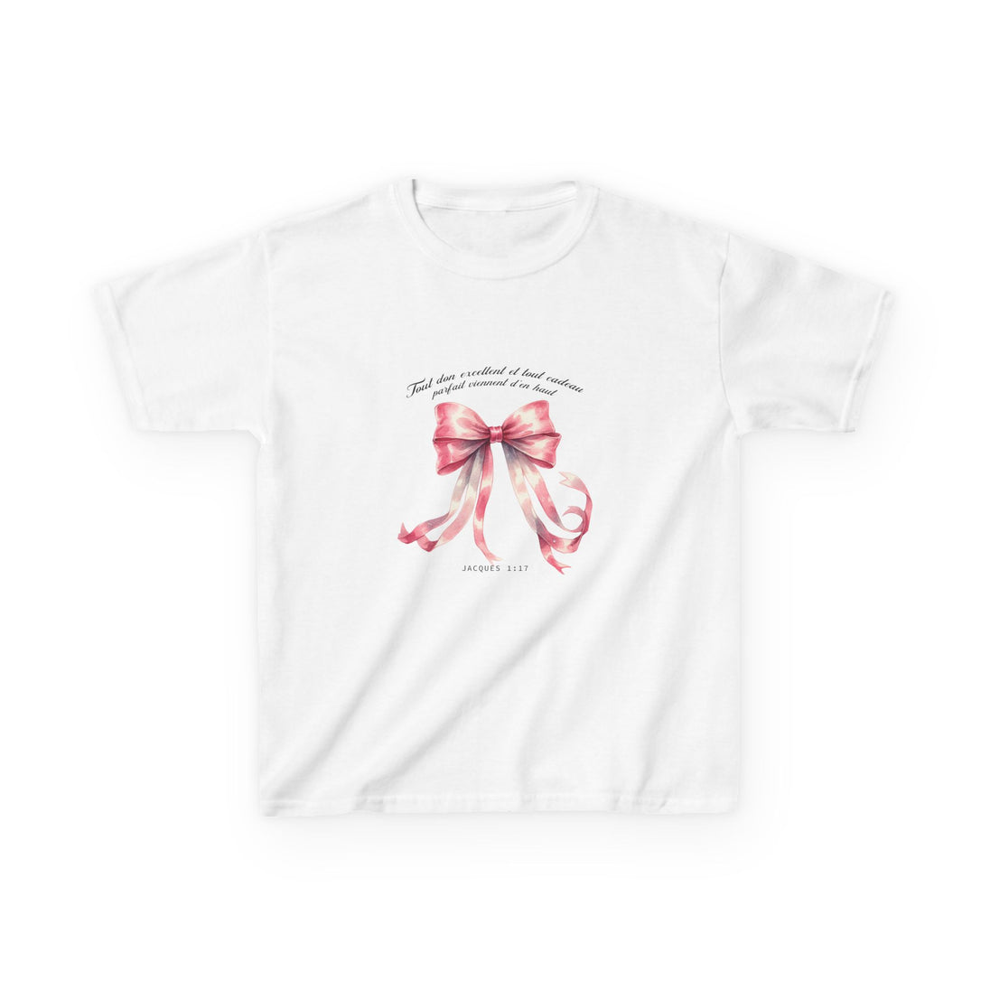 T-shirt blanc pour enfant orné d'un ruban rose à l'aquarelle et d'une inscription religieuse.