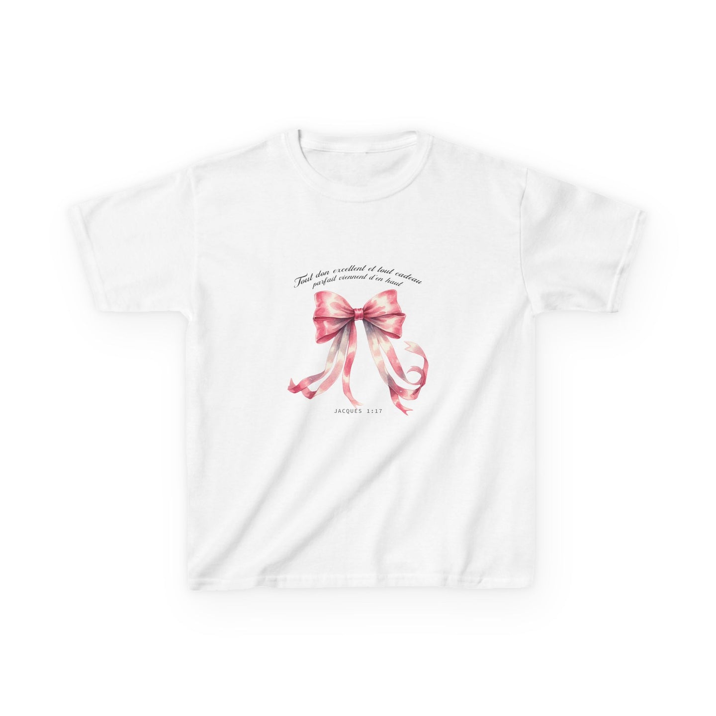 T-shirt blanc pour enfant orné d'un ruban rose à l'aquarelle et d'une inscription religieuse.