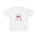 T-shirt blanc pour enfant orné d'un ruban rose à l'aquarelle et d'une inscription religieuse.
