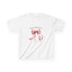 T-shirt blanc pour enfant orné d'un ruban rose à l'aquarelle et d'une inscription religieuse.