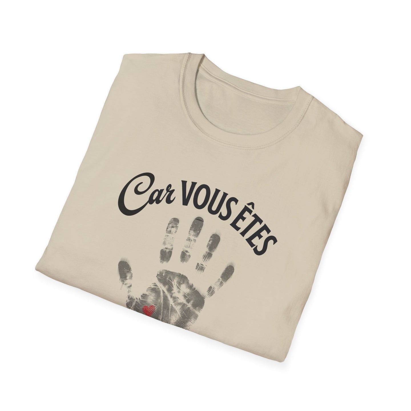 T-shirt beige plié avec l'inscription Car vous êtes et une empreinte de main avec un petit cœur.