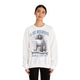 Une femme porte un sweatshirt blanc avec une illustration religieuse et le texte Il est ressuscité.