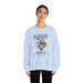 Une femme porte un sweat-shirt blanc orné d'un motif de cœur floral et de texte en français.