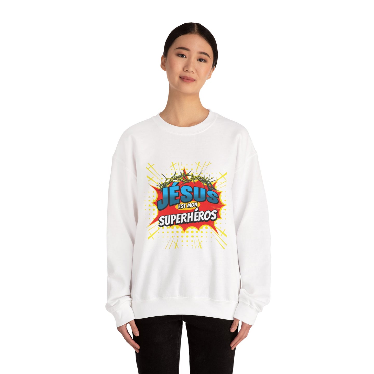 Une femme porte un sweatshirt blanc avec l'inscription Jésus est mon superhéros en style comics.