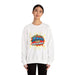 Une femme porte un sweatshirt blanc avec l'inscription Jésus est mon superhéros en style comics.
