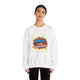 Une femme porte un sweatshirt blanc avec l'inscription Jésus est mon superhéros en style comics.