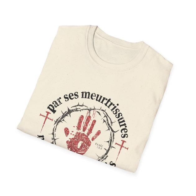 T-shirt beige plié avec une impression représentant une couronne d'épines et une main rouge.