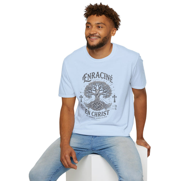 Un homme porte un t-shirt bleu clair avec un motif d'arbre et l'inscription Enraciné en Christ.