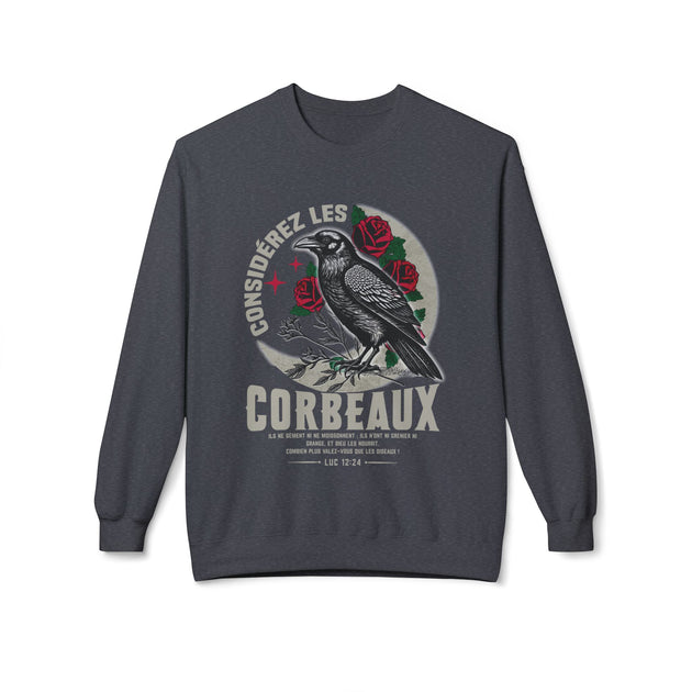 Sweat-shirt gris anthracite avec une illustration de corbeau, de roses et un texte biblique.