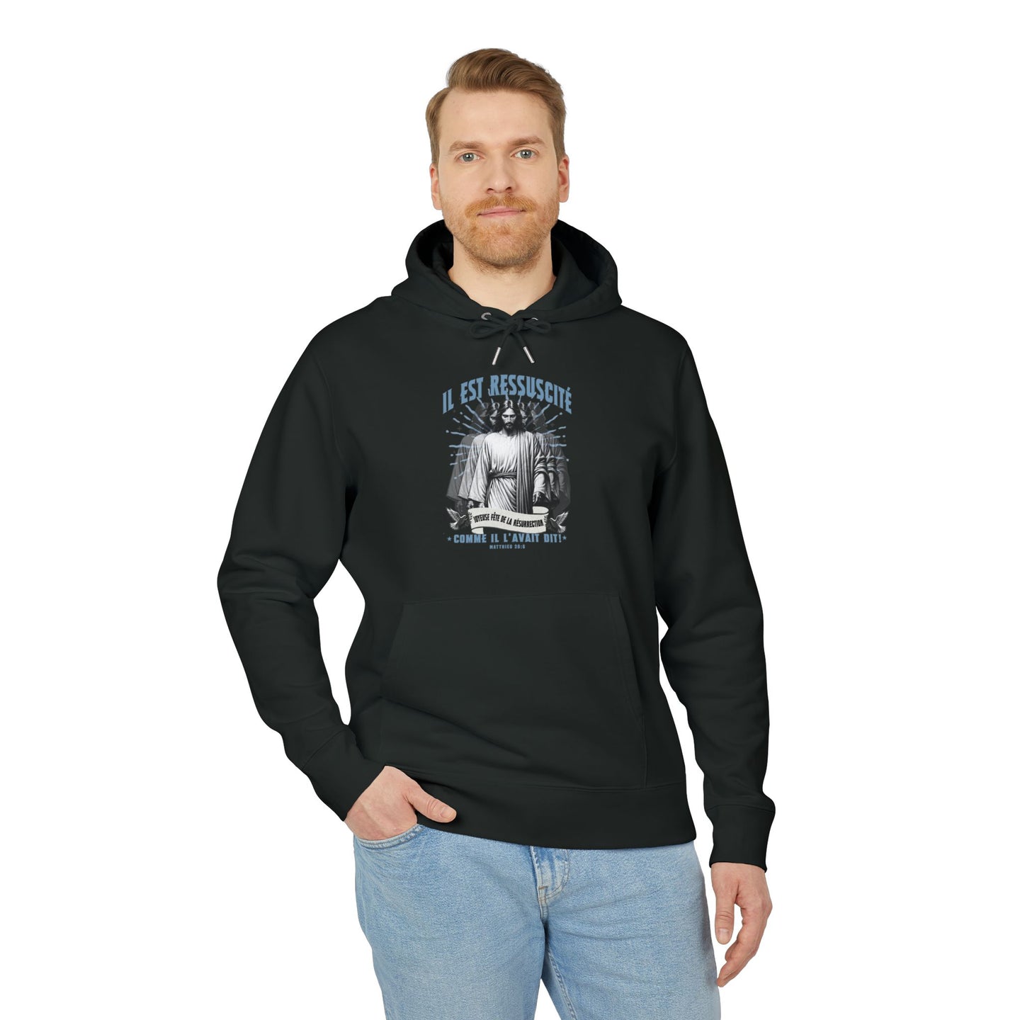 Un homme porte un sweat à capuche noir avec une illustration religieuse et le texte Il est ressuscité.