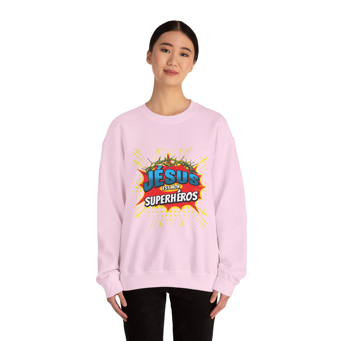 Une femme porte un sweatshirt rose clair avec l'inscription Jésus est mon superhéros.