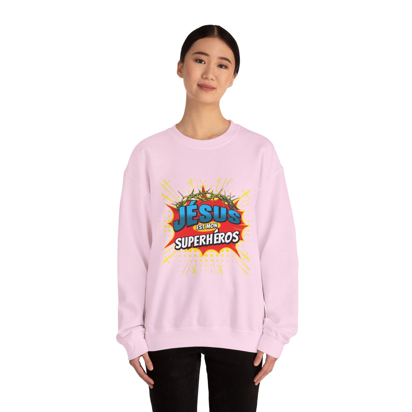 Une femme porte un sweatshirt rose clair avec l'inscription Jésus est mon superhéros.
