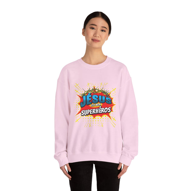 Une femme porte un sweatshirt rose clair avec l'inscription Jésus est mon superhéros.