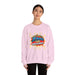 Une femme porte un sweatshirt rose clair avec l'inscription Jésus est mon superhéros.