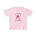 T-shirt rose pour enfant avec un motif de nœud vichy, une croix et le texte Mais Dieu prouve son amour.