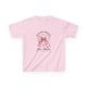 T-shirt rose pour enfant avec un motif de nœud vichy, une croix et le texte Mais Dieu prouve son amour.