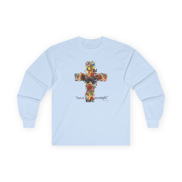 T-shirt bleu ciel à manches longues avec une croix florale et l'inscription Tout est accompli.