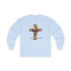 T-shirt bleu ciel à manches longues avec une croix florale et l'inscription Tout est accompli.