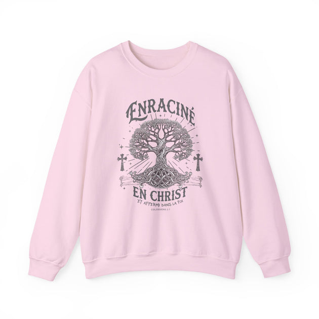 Sweat-shirt rose pâle à col rond avec une illustration d'arbre et le texte Enraciné en Christ.