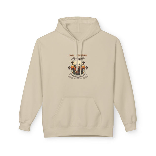 Sweat à capuche beige avec une illustration de cerf et un texte religieux sur la poitrine.