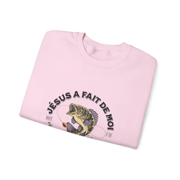 Sweatshirt rose pâle avec une illustration de poisson et le texte Jésus a fait de moi.