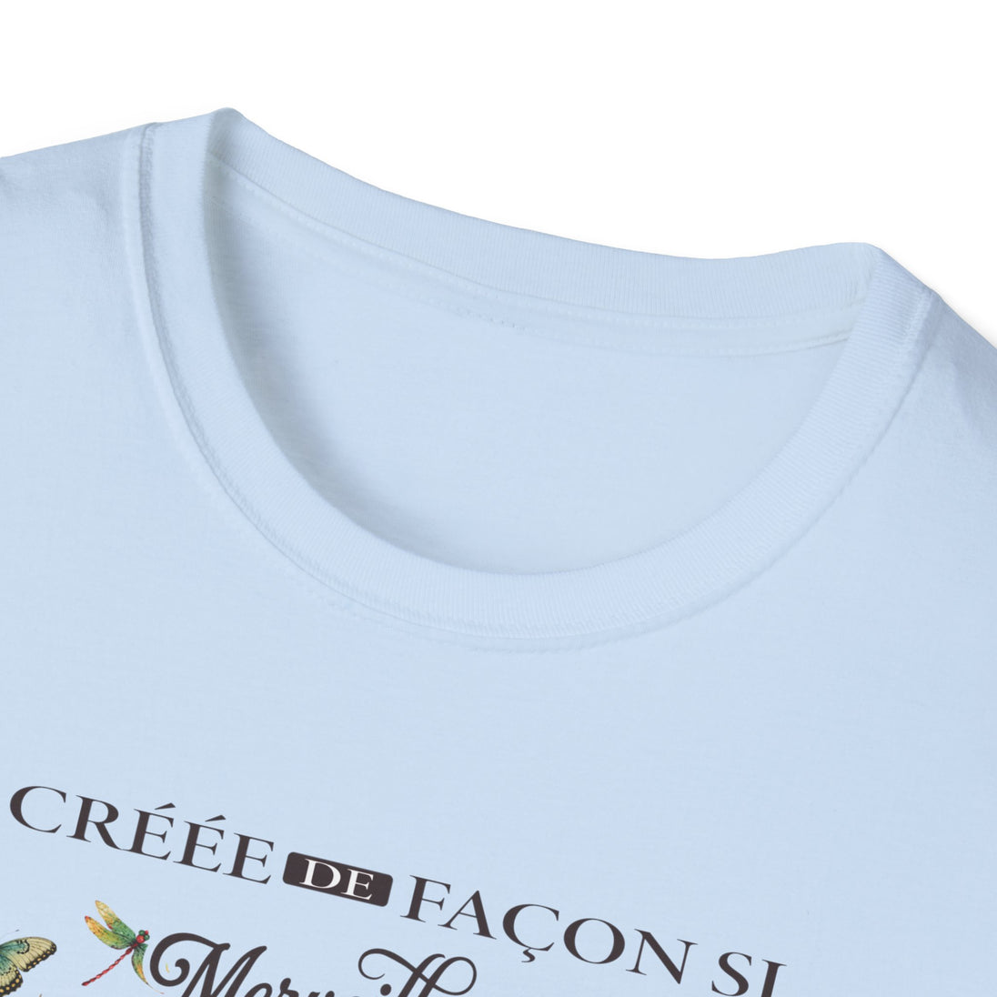 T-shirt blanc pour femme avec l'inscription Créée de façon merveilleuse et des motifs d'insectes.