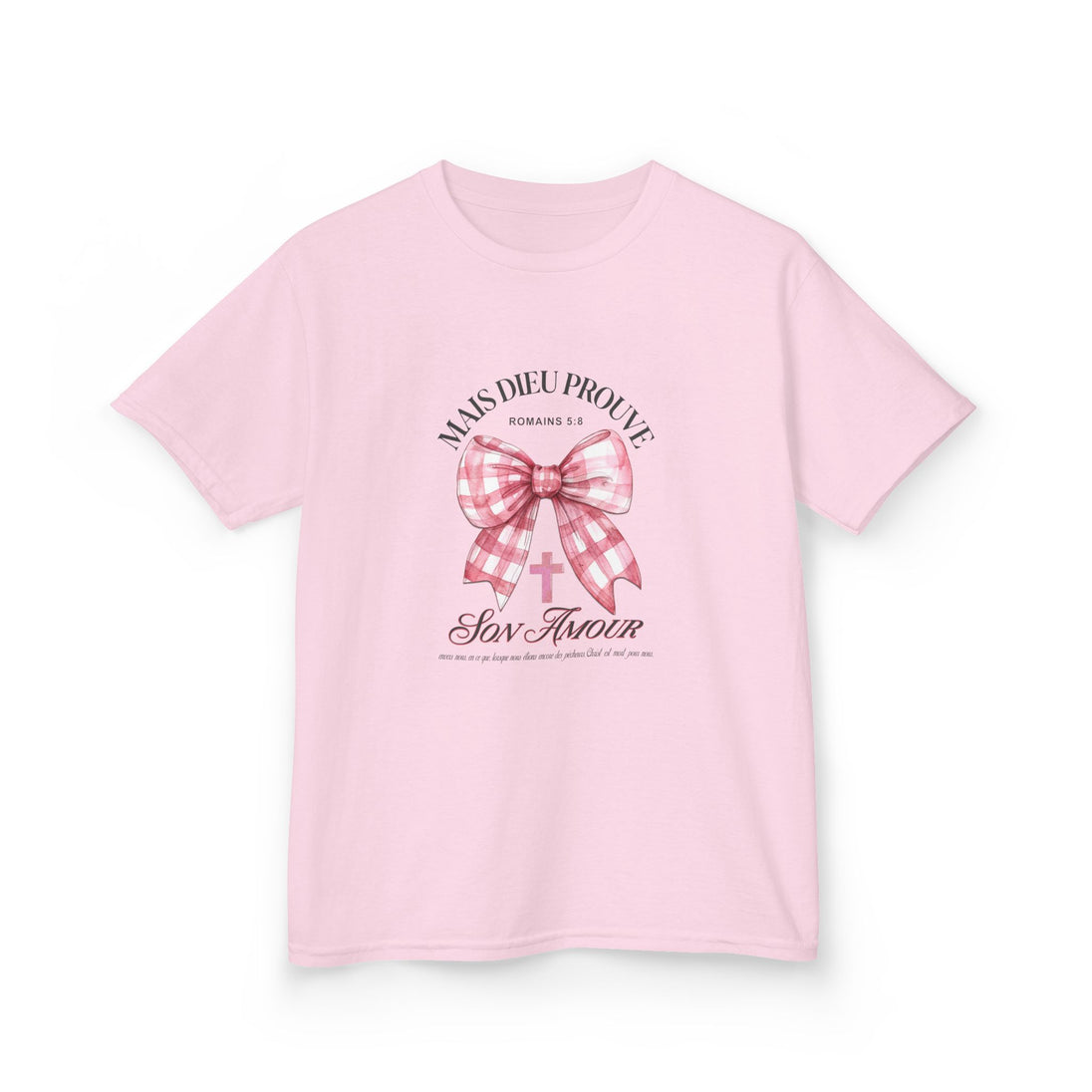 T-shirt rose pour enfant avec un motif de nœud vichy, une croix et le verset Romains 5:8.