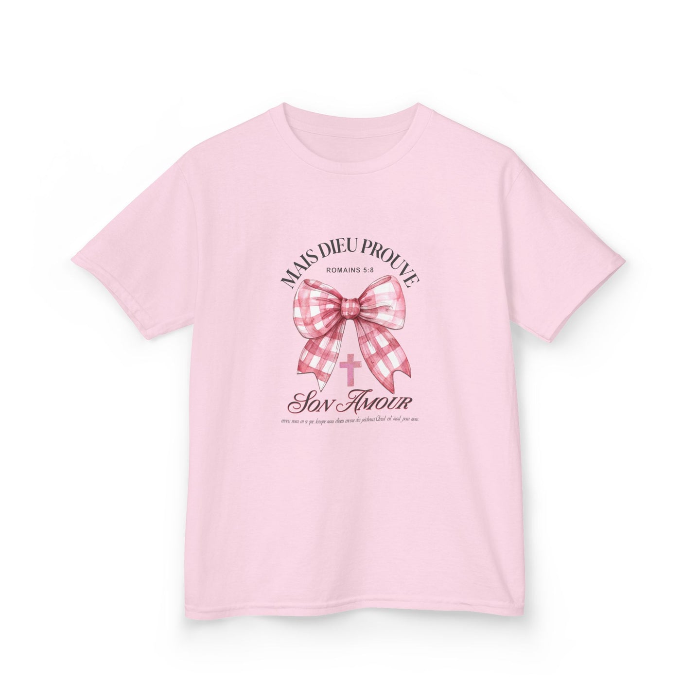 T-shirt rose pour enfant avec un motif de nœud vichy, une croix et le verset Romains 5:8.