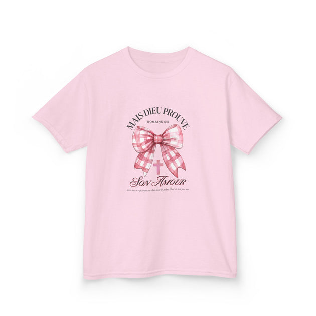 T-shirt rose pour enfant avec un motif de nœud vichy, une croix et le verset Romains 5:8.