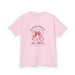 T-shirt rose pour enfant avec un motif de nœud vichy, une croix et le verset Romains 5:8.