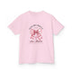 T-shirt rose pour enfant avec un motif de nœud vichy, une croix et le verset Romains 5:8.