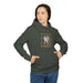 Une femme porte un sweat à capuche vert foncé avec une illustration chrétienne sur la poitrine.